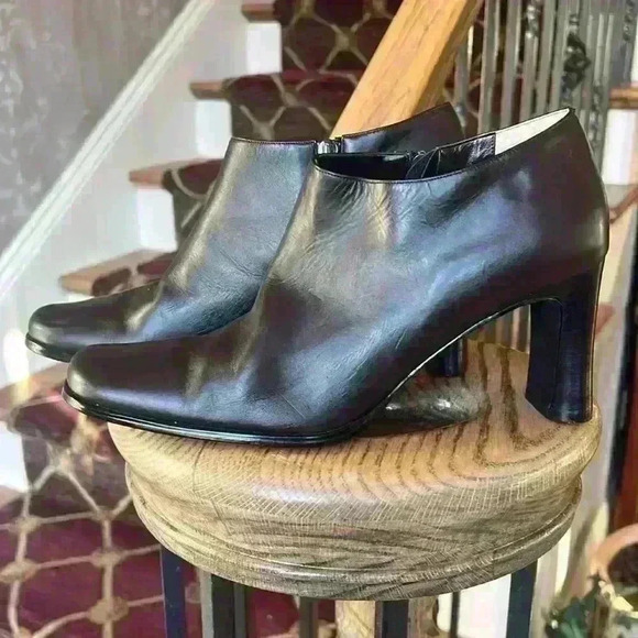 Details Leather Brown booties. NEW. 7.5. Excellent Condition. Zip sides 3” heel - Picture 13 of 14